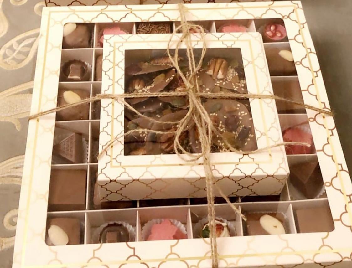 عرض اليوم الوطني بوكس كبير شوكلاته مشكل + بوكس صغير شوكلاته بالفواكه المجففه بـ١٠٠ ريال وك