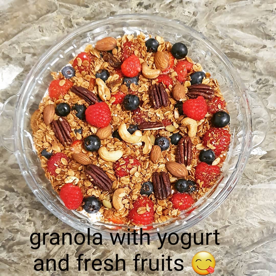 granola with yogurt and fresh fruit for orders WhatsApp #جرانولا #جرانولا_صنع_منزلي #صحي #