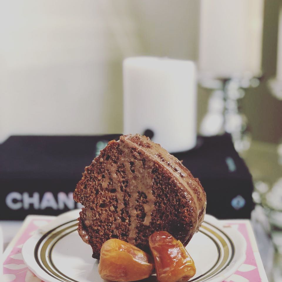 ماتكمل الجمعة إلا بكيكة التمر . . . . . . . . . . . . . #6oorah_cake #cake #dates_cake #كي