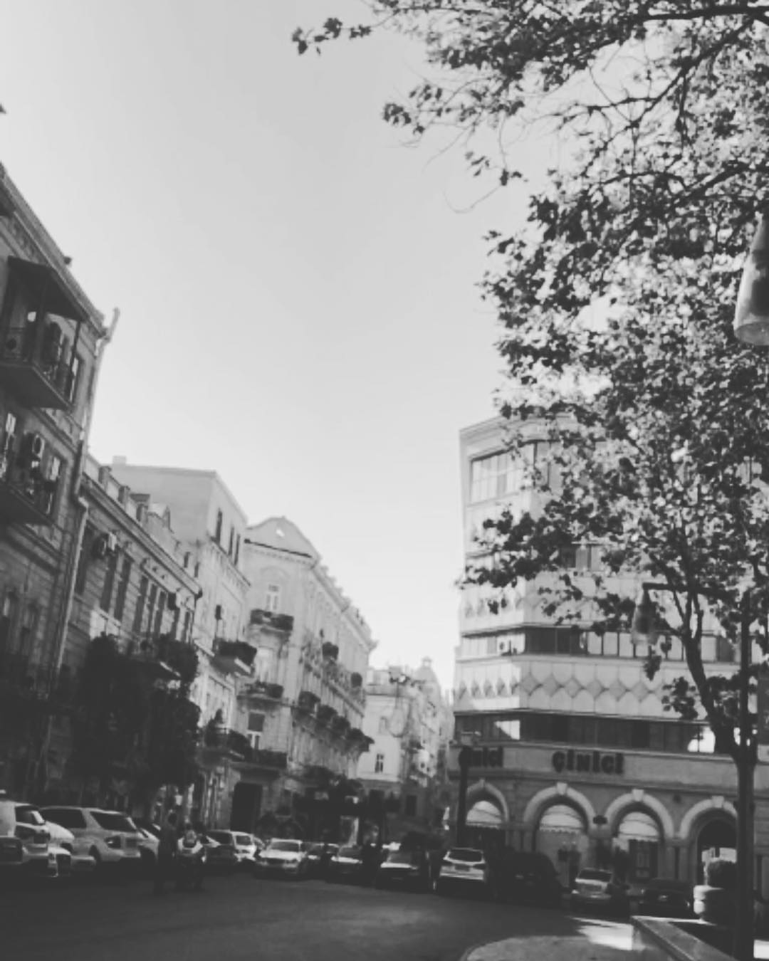 . . كنت أقسّم ظلّي مابين أنتظارك وبين خطواته وراك،كنت أشبّع جوع عيني للسنين اللي بتجيني مو