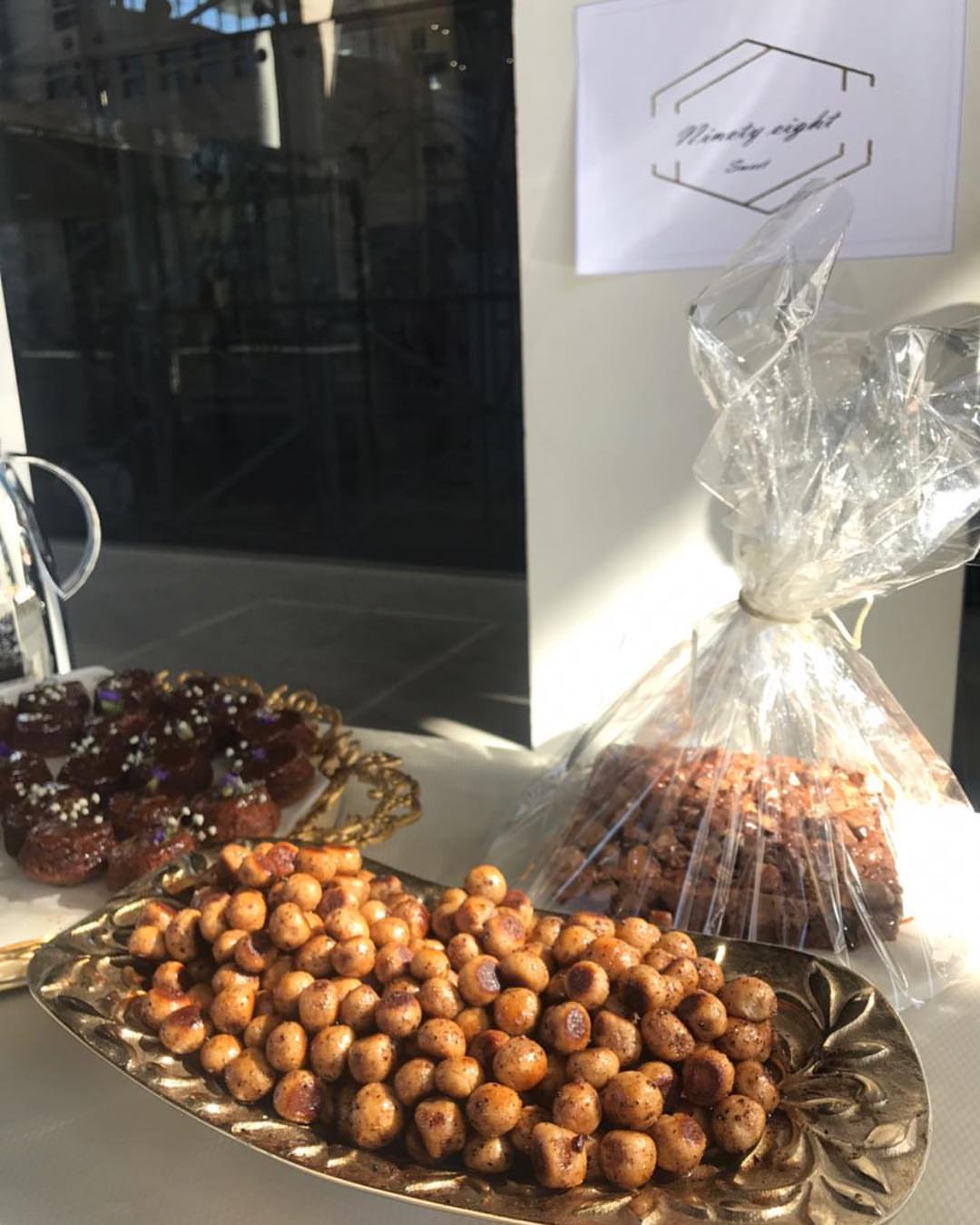 تعرفو على منتجاتنا اللذيذة من : #براونيز ، #كيكة_تمر #ميني_كليجا . #brownies #dates_cake #