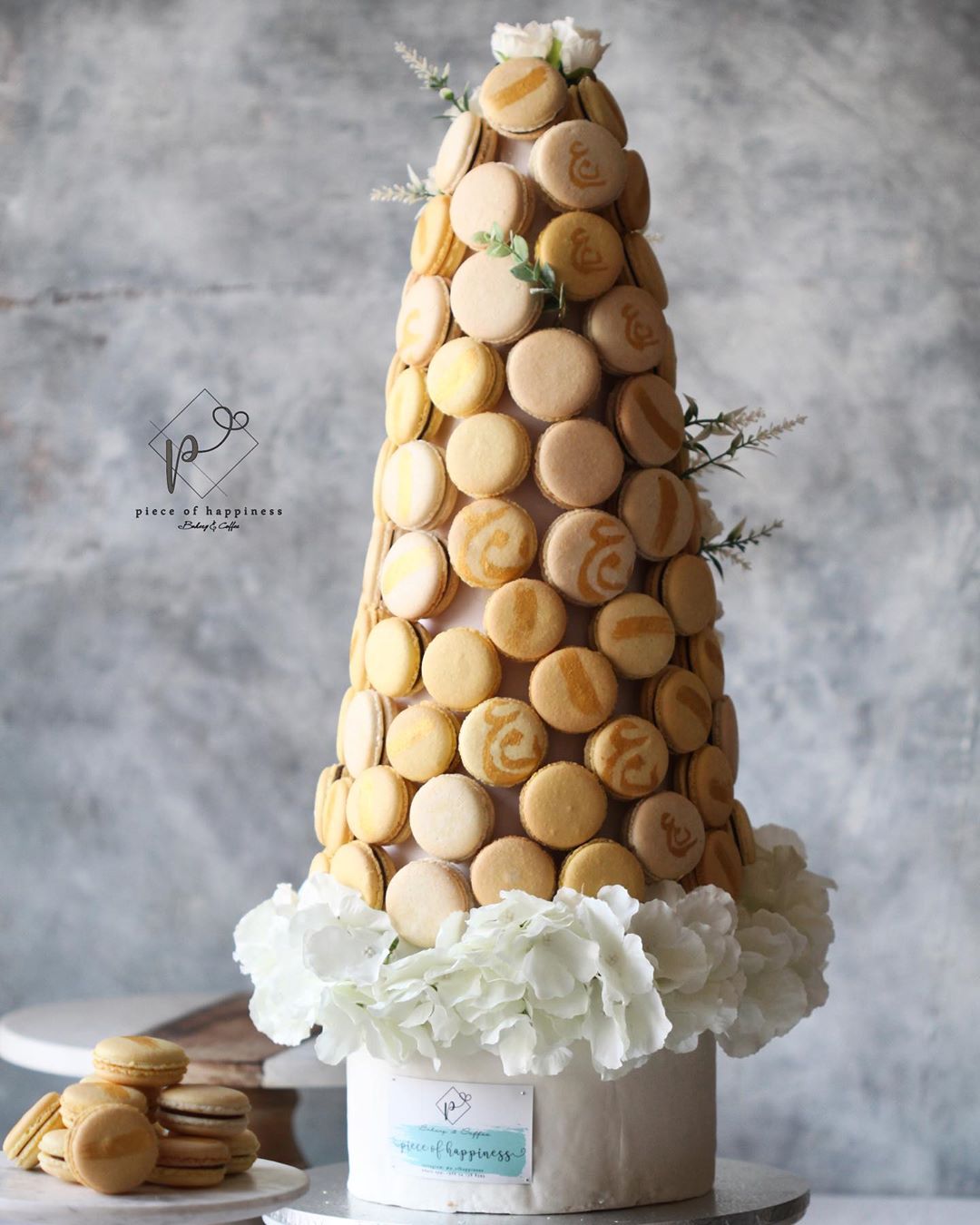 Macaron tower 80 to 90 pieces #macarons #macaronage #darkchocolate #cakedecorating #pistac