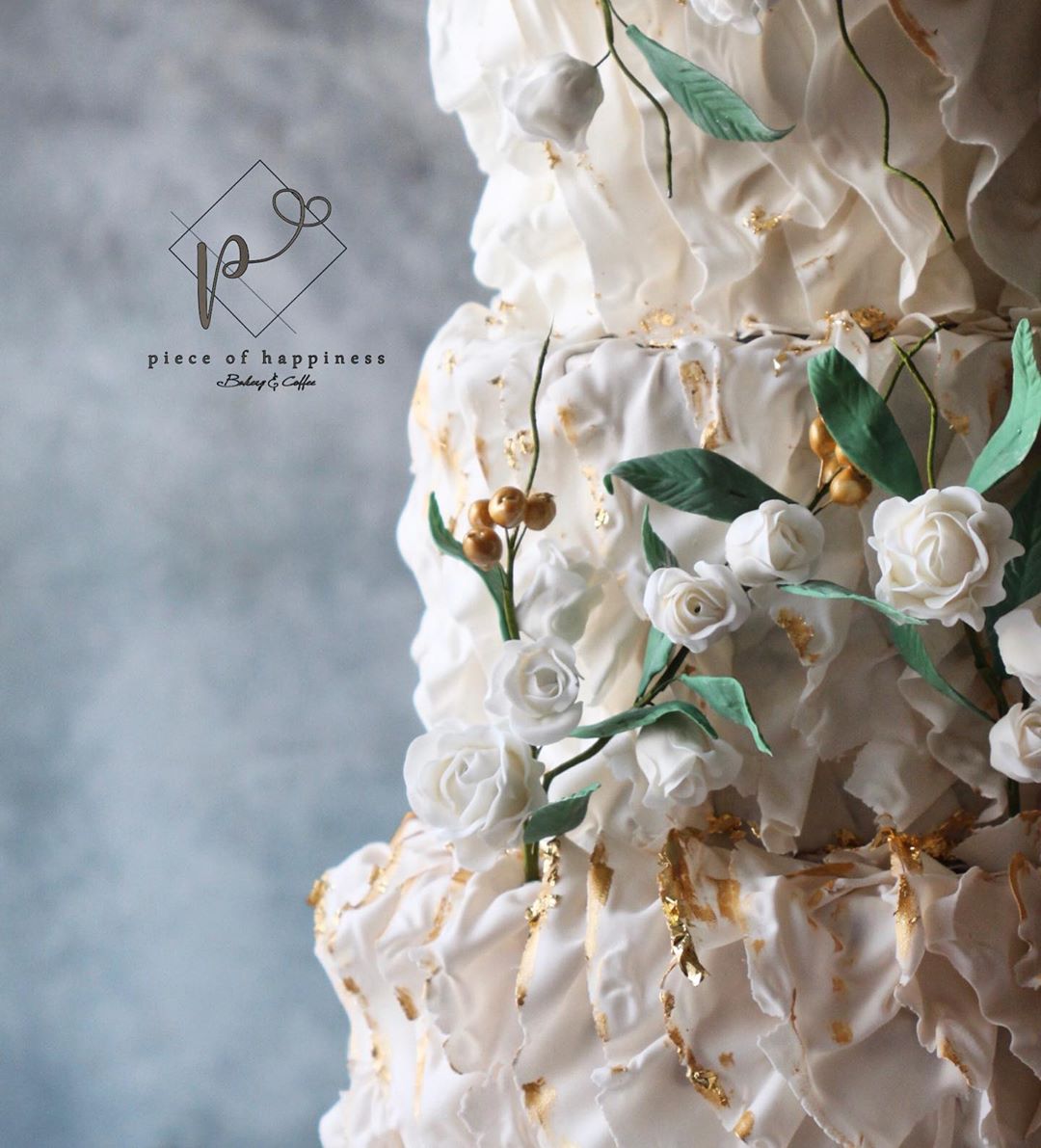 Ruffles again ❤️ #macarons #macaronage #darkchocolate #cakedecorating #pistachiocake #orde