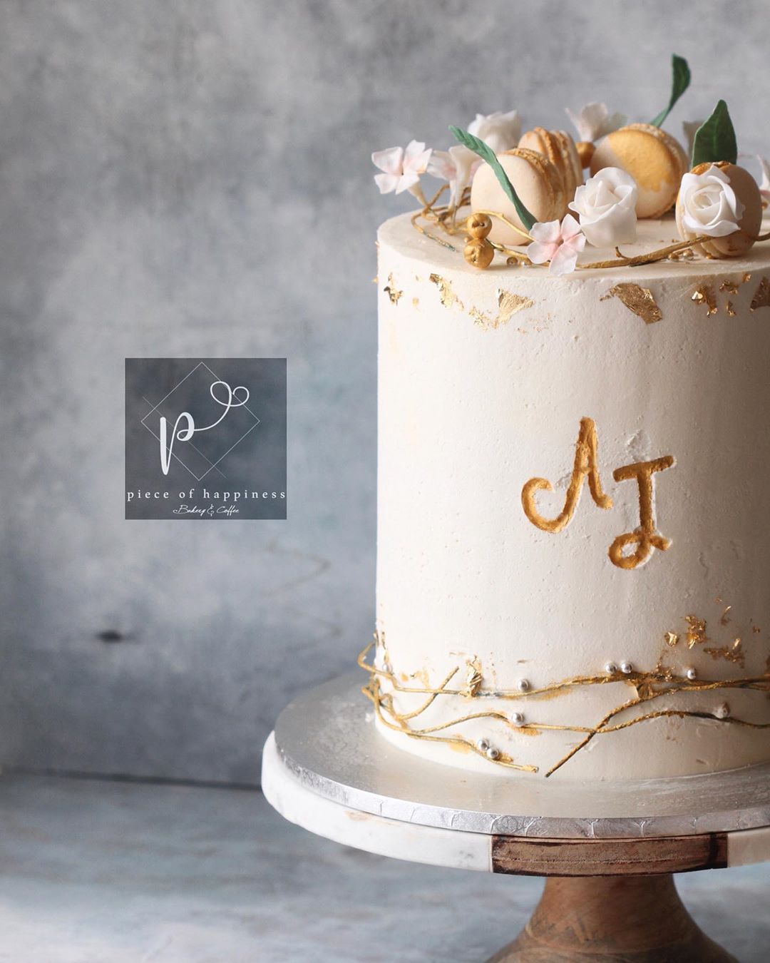 صباحكم الخير والرضا ❤️ #macarons #macaronage #darkchocolate #cakedecorating #pistachiocake