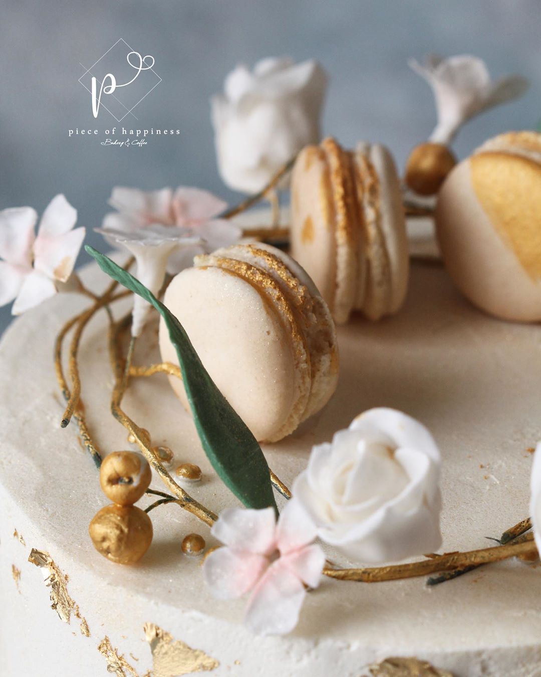 One layer engagement cake ❤️ #macarons #macaronage #darkchocolate #cakedecorating #pistach