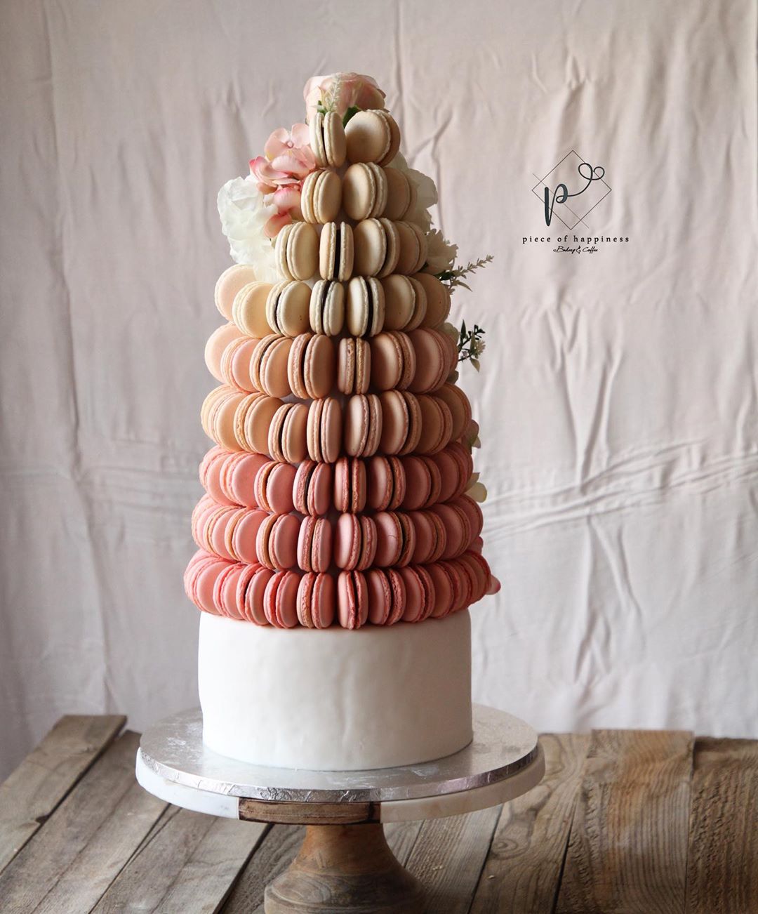‏ ما يؤلم الشجرة ليس الفأس !!! ما يؤلمها حقاً أن يد الفأس من خشبها ‏#macarons #macaronage