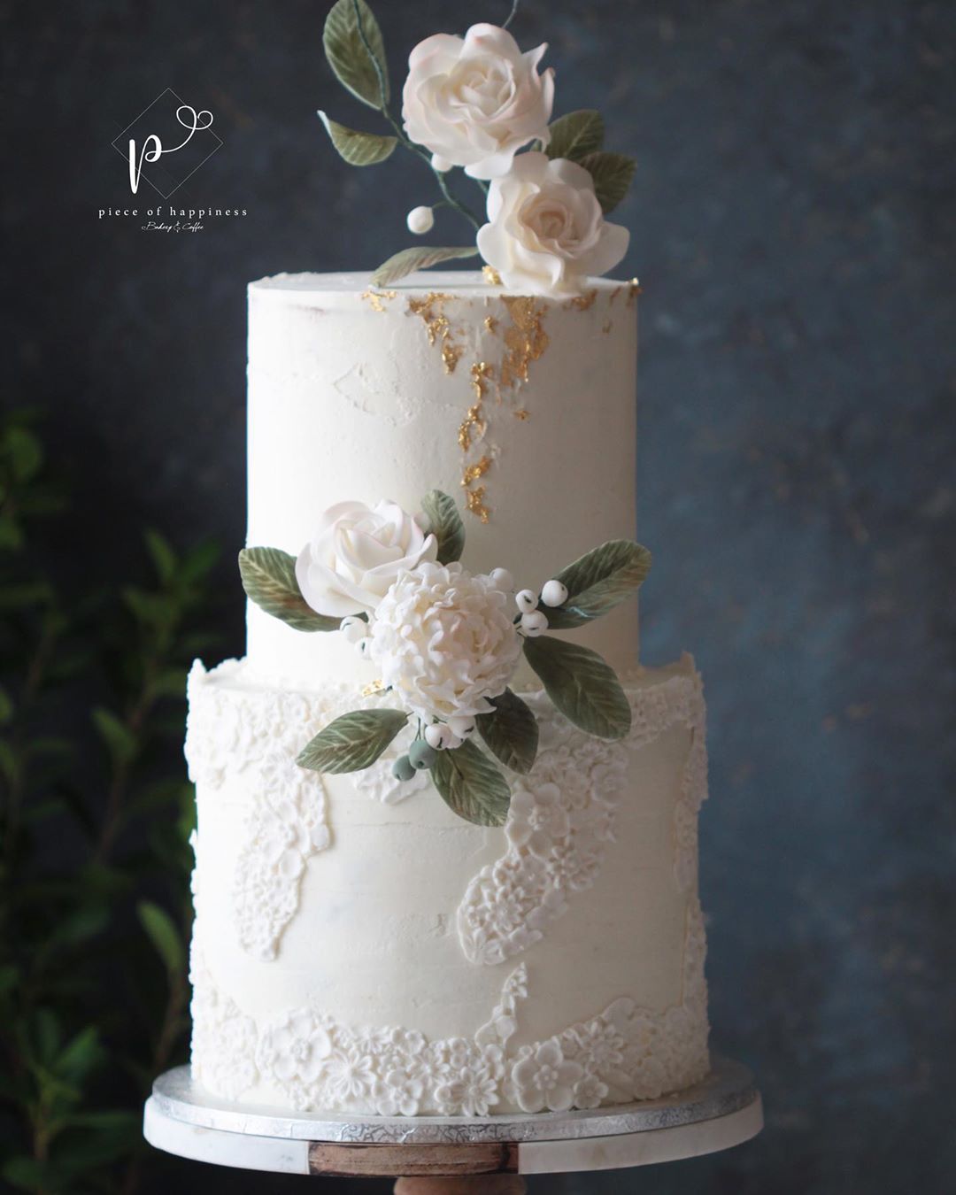 ❤️❤️❤️ #macarons #macaronage #darkchocolate #cakedecorating #pistachiocake #ordernow #wedd