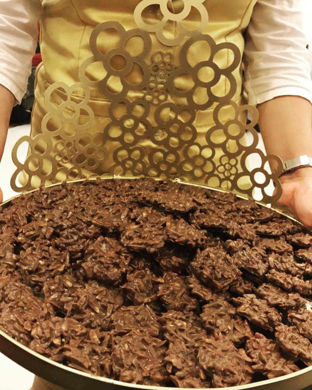 كرنشي اللوز . مستعدين لتجهيز ألذ الحلويات لمناسباتكم . #غداء #عشاء #حلى #حلا #سينابون #معم