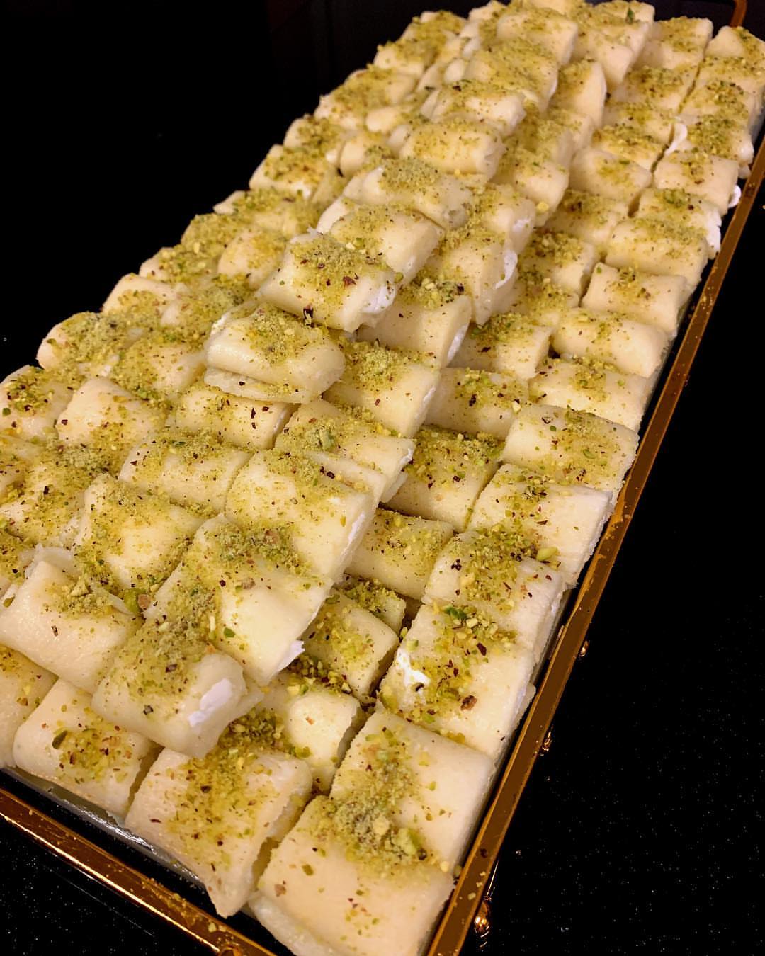 حلاوة الجبن الشهيرة ❤️ . مين احسن منا يضبطها !! مافي . #غداء #عشاء #حلى #حلا #سينابون #معم