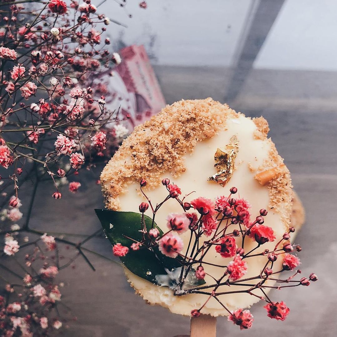 كشخة تشيزكيكنا للعيد، زيناه بزهرة الجيبوسوفيلا، تليق بجمال العيد#food #baking #dessert #ch