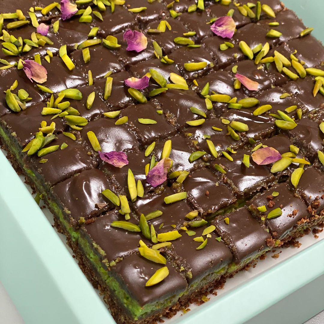 طلبية زبونة بالعافية عليها يارب #تشيز_فستق_مربعات