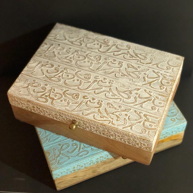 علب رمضان تتوفر بمقاسين وبلونين (وسط،كبير)(سماوي،ابيض) • • • #chocolatte #chocolab #sweet