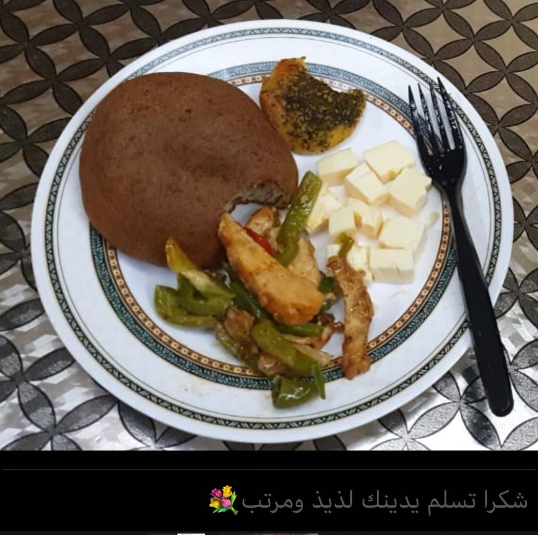 مشاركه من احد العملاء ، خبز الكيتو وفطيرة الزعتر الصغيره تتاكل بكل طريقه و تشبع وهي بديل م