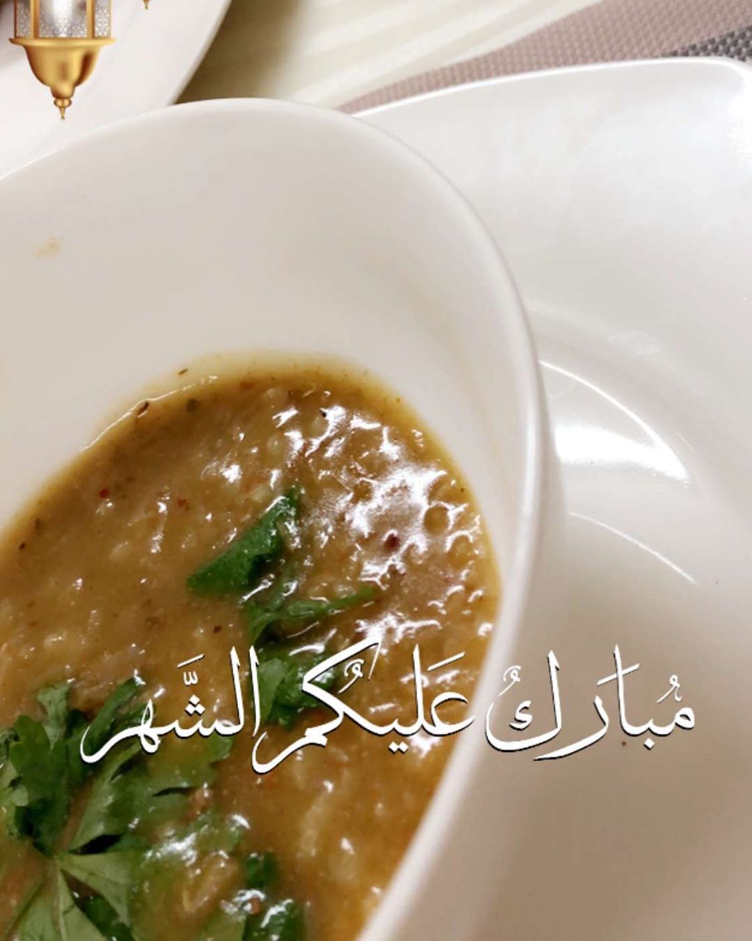شوربة العدس الصحيه بأسهل طريقه نحتاج الى ملعقتين زيت زيتون وبصل مقطع ناعم ملعقتين رز مصري