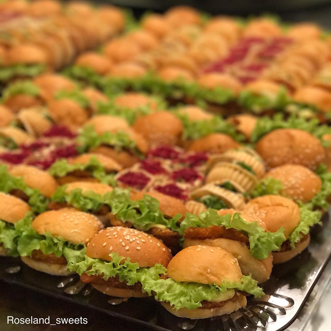 طلبية فطاير منوعه ٢ كيلو الشكل مشاء الله مع الصينيه كنها ورده