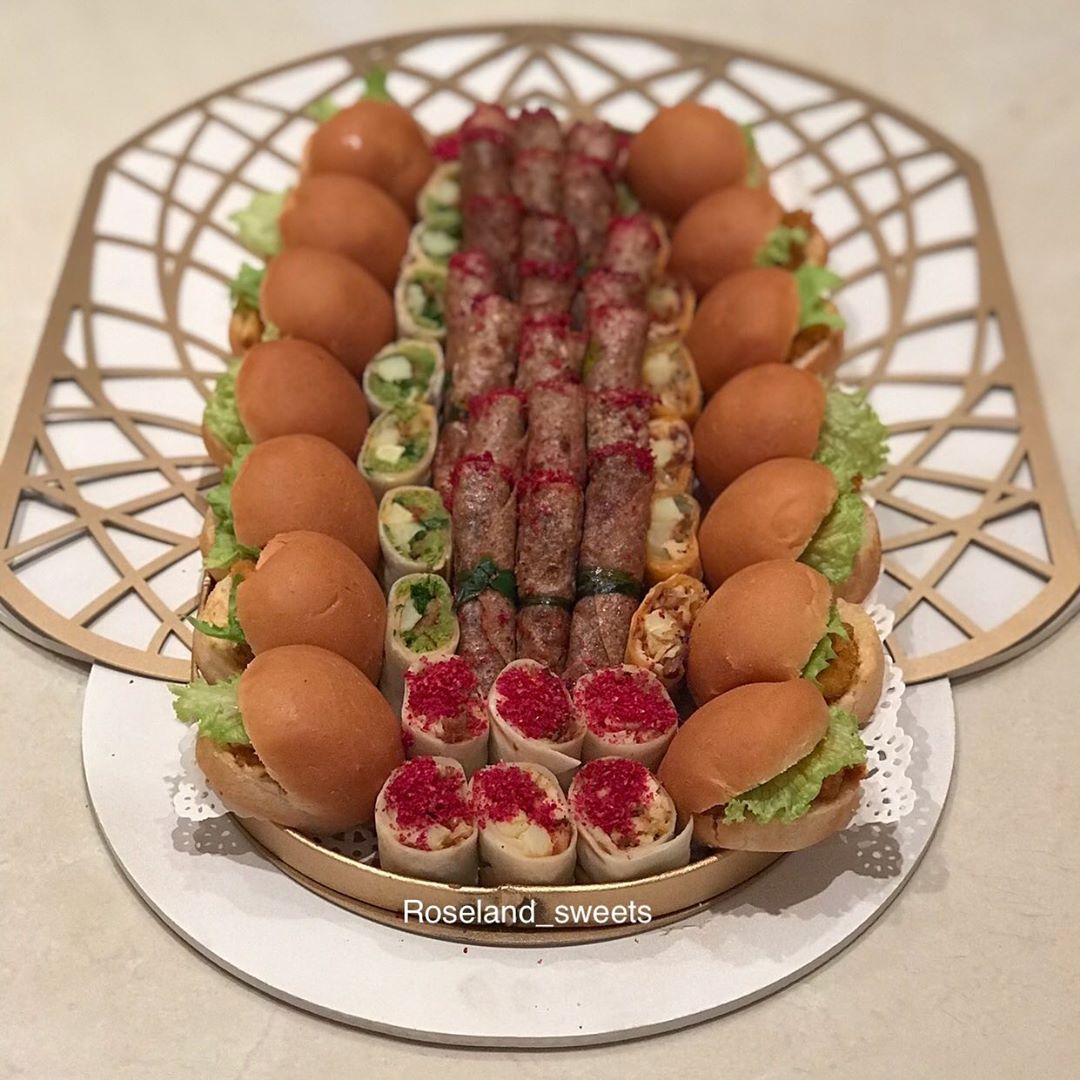 طلبية فطاير منوعه ٢ كيلو الشكل مشاء الله مع الصينيه كنها ورده
