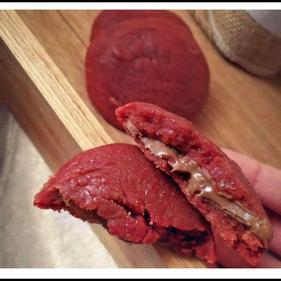 Red valvet cookies with chocolate رد فلفت كوكيز بالشوكولاه انتظرونا #أرتال • • • •