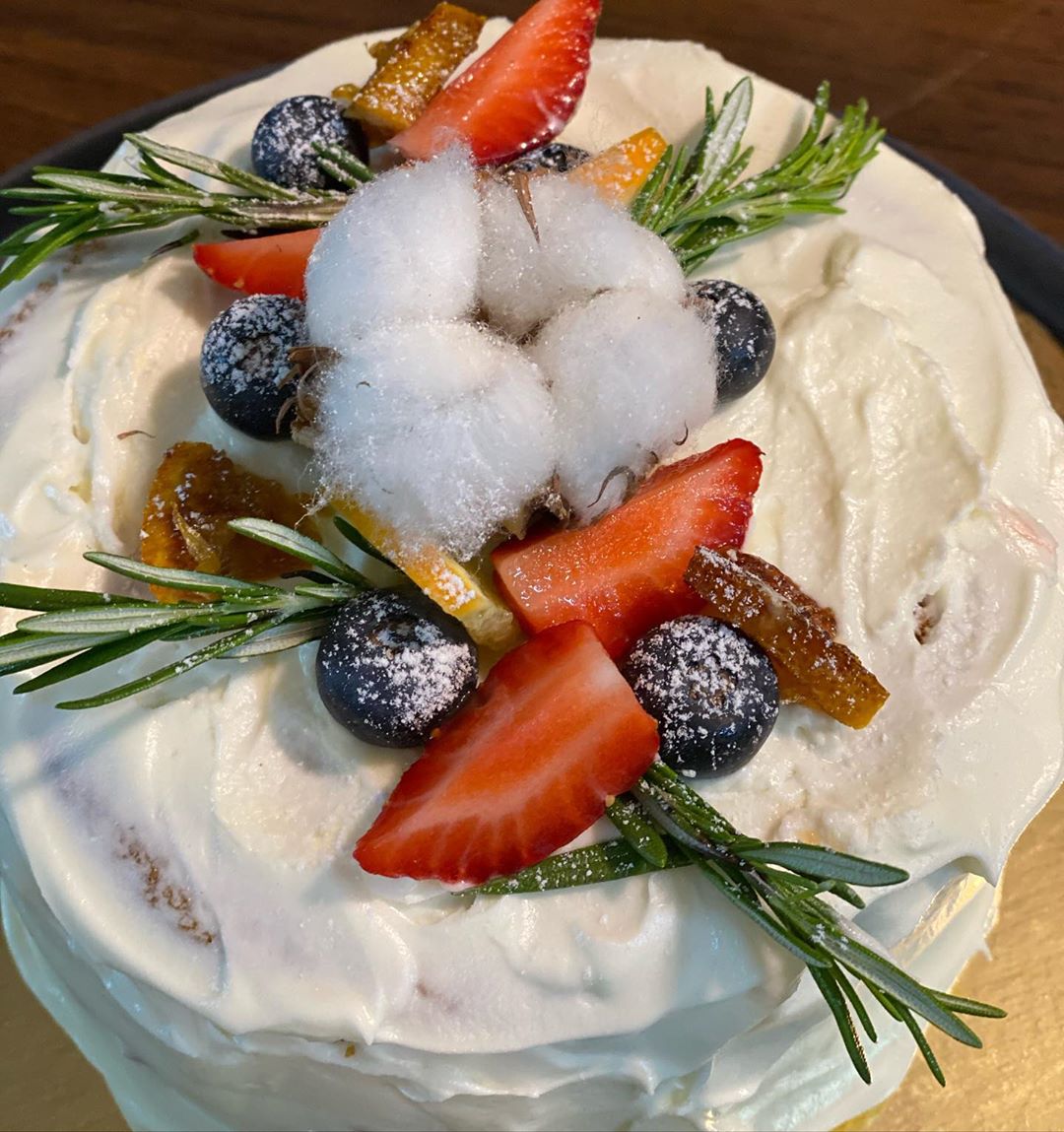 #totsbakery #wintercake ❄️