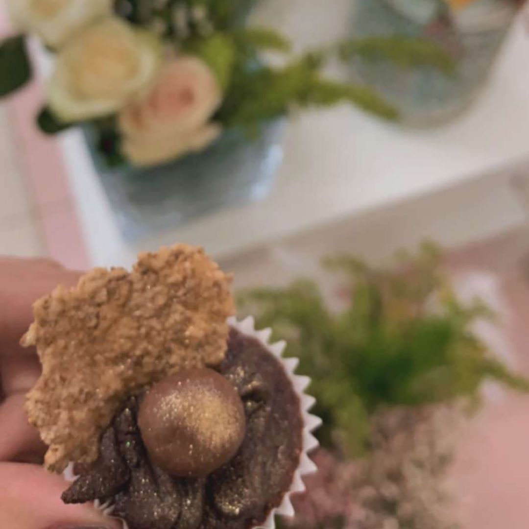 #totsbakery #alkharj #cupcakes كب كيك غني بطعم الشوكولاته مزين برشات الذهب