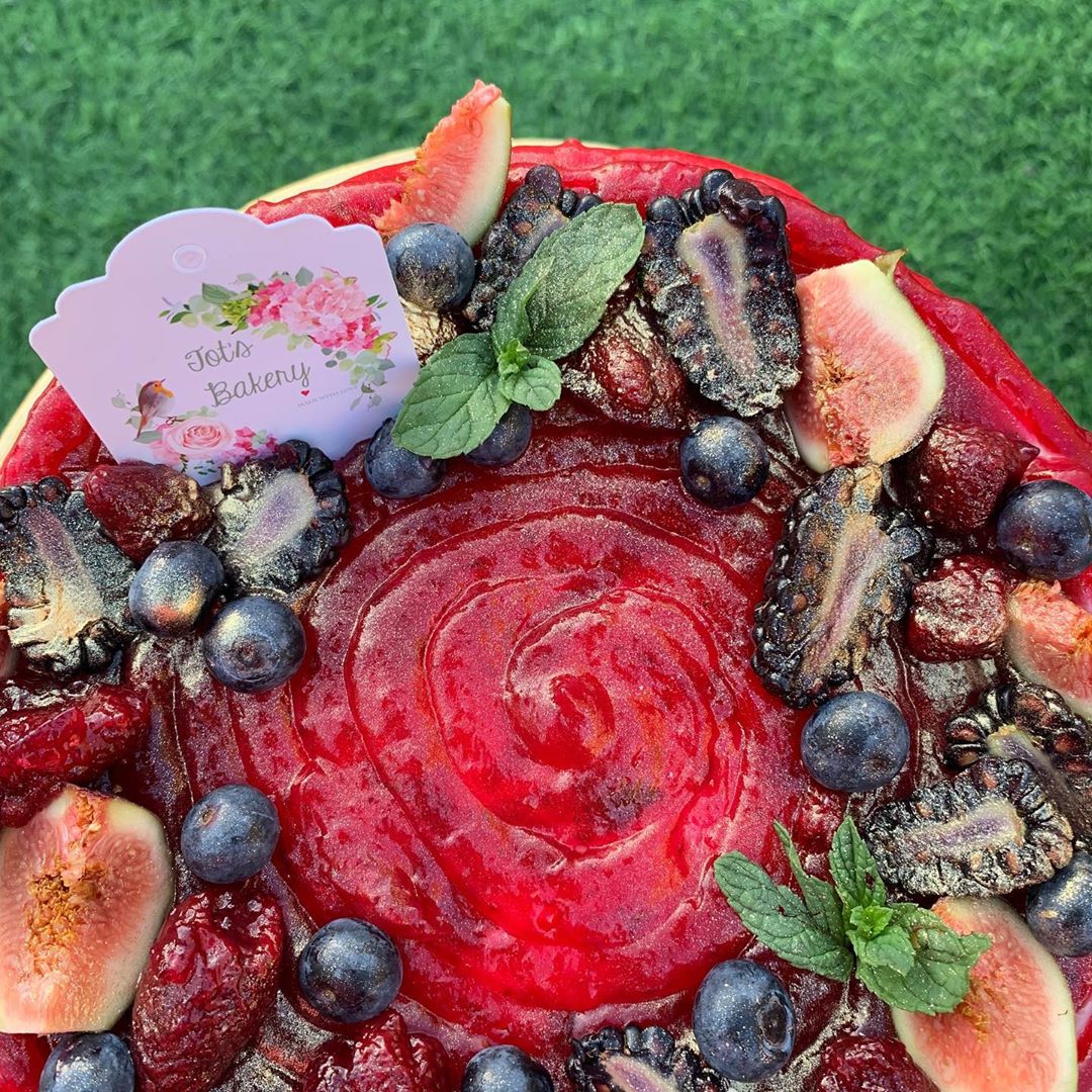 #totsbakery #cheesecake #alkharj تشيز كيك التوت مزين ببودرة الذهب