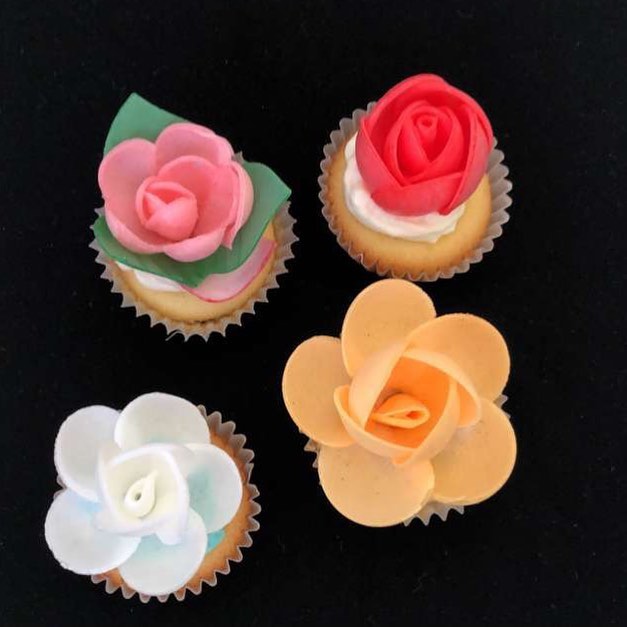 #totsbakery #alkharj كب كيك مع ورد الويفر