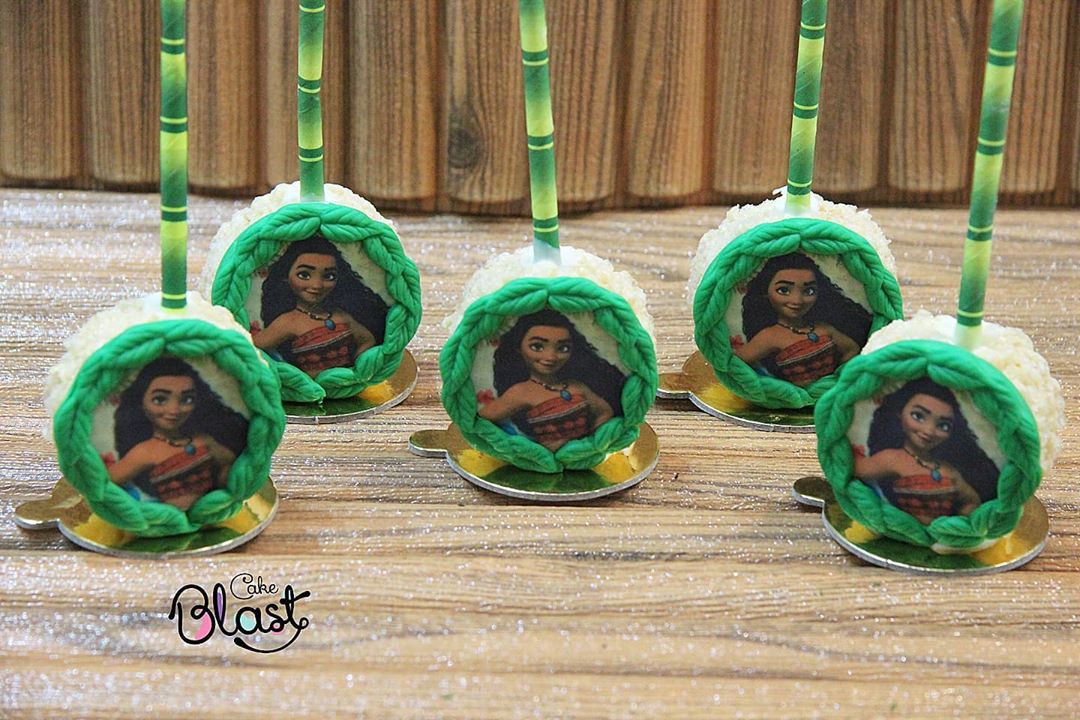 طلبية رايس كرسبي ثيم موانا . .ألف عافية على أصحابها . .. . MOANA themed rice crispy treats