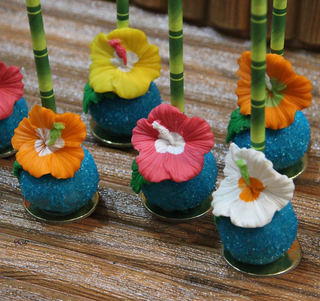 طلبية كيك بوبس ثيم موانا . .نهتم بأدق التفاصيل . .. . MOANA Cake pops .. . .. . ..#moana #