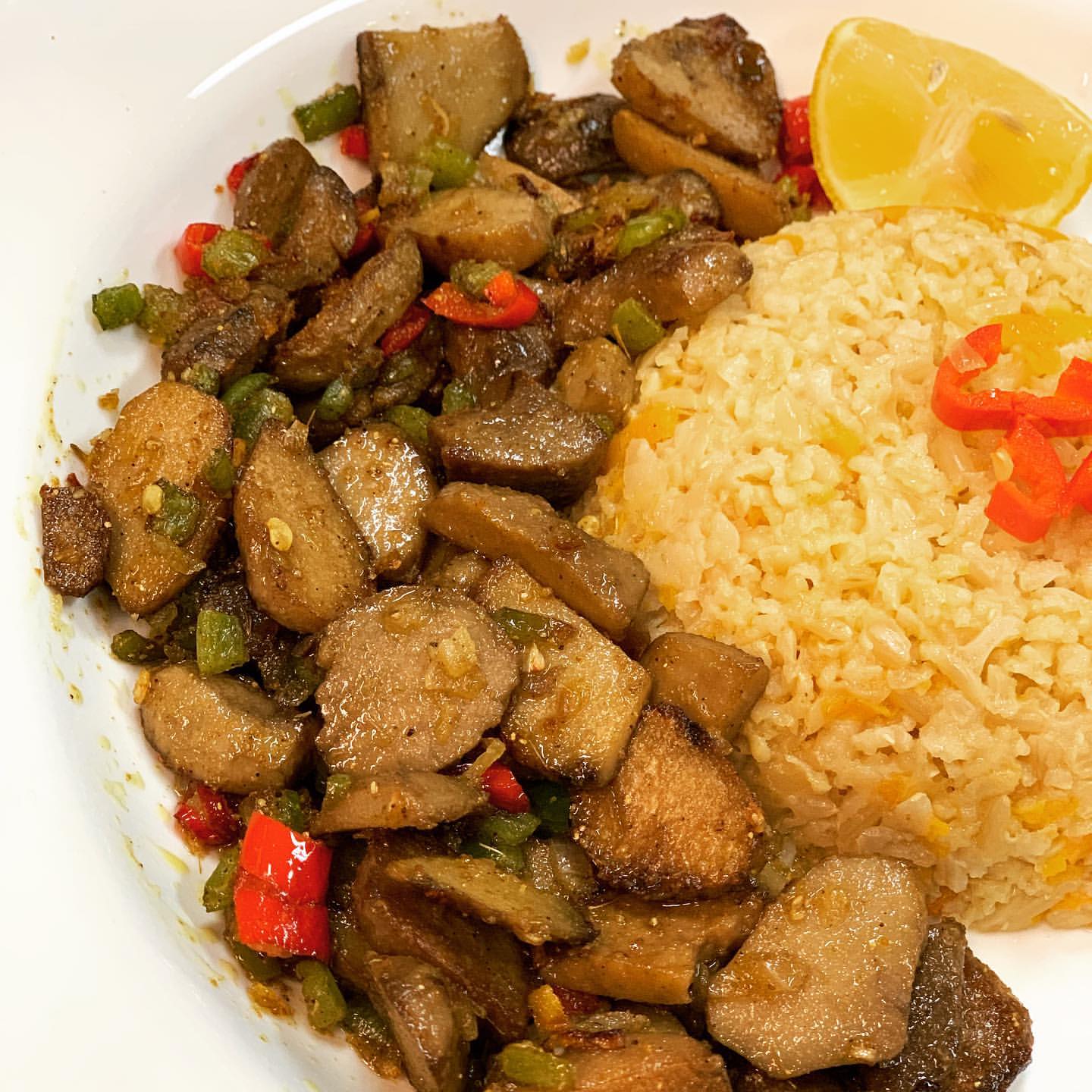 حمسة فقع فقع ( كمأه ) مغربي يغسل ويقطع حسب الرغبه مكعبات صغار ونحمس ثوم مهروس بزيت زيتون و