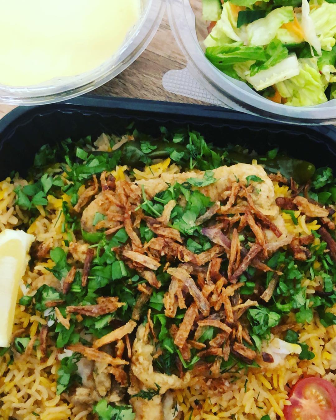 وجبة اليوم صيادية سمك _سلطة خضراء_كريم كاراميل #غداء عمل #الرياض#موظفات#مستشفى_الحرس_الوطن