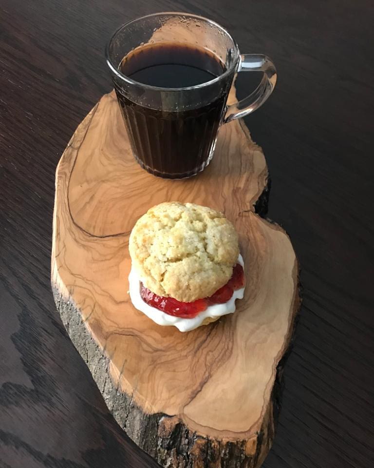 سكونز مع كوب شاي أو قهوه كفيله بتعديل مزاجكم