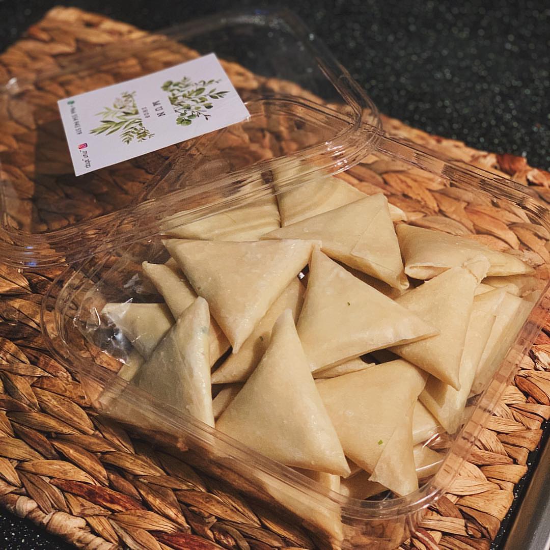 • جديدنا مفرزنات رمضان ♥️ سمبوسة دجاج وسمبوسة جبن مشكلة ( ٦ انواع اجبان ) . الطلب قبل بيوم