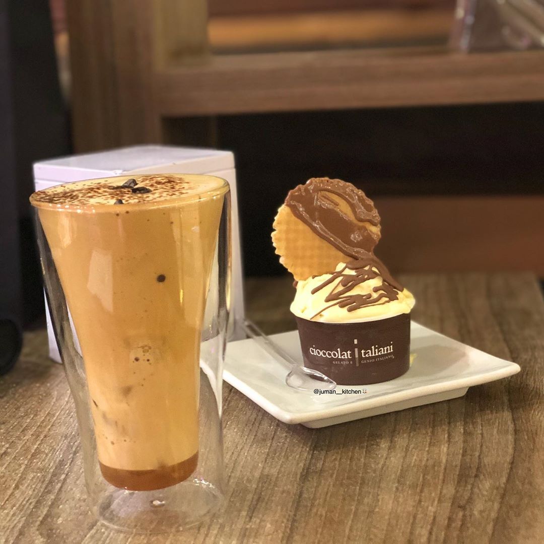 . . اعتدلوا في حب كل شي .. الا القهوه☕️‍♀️