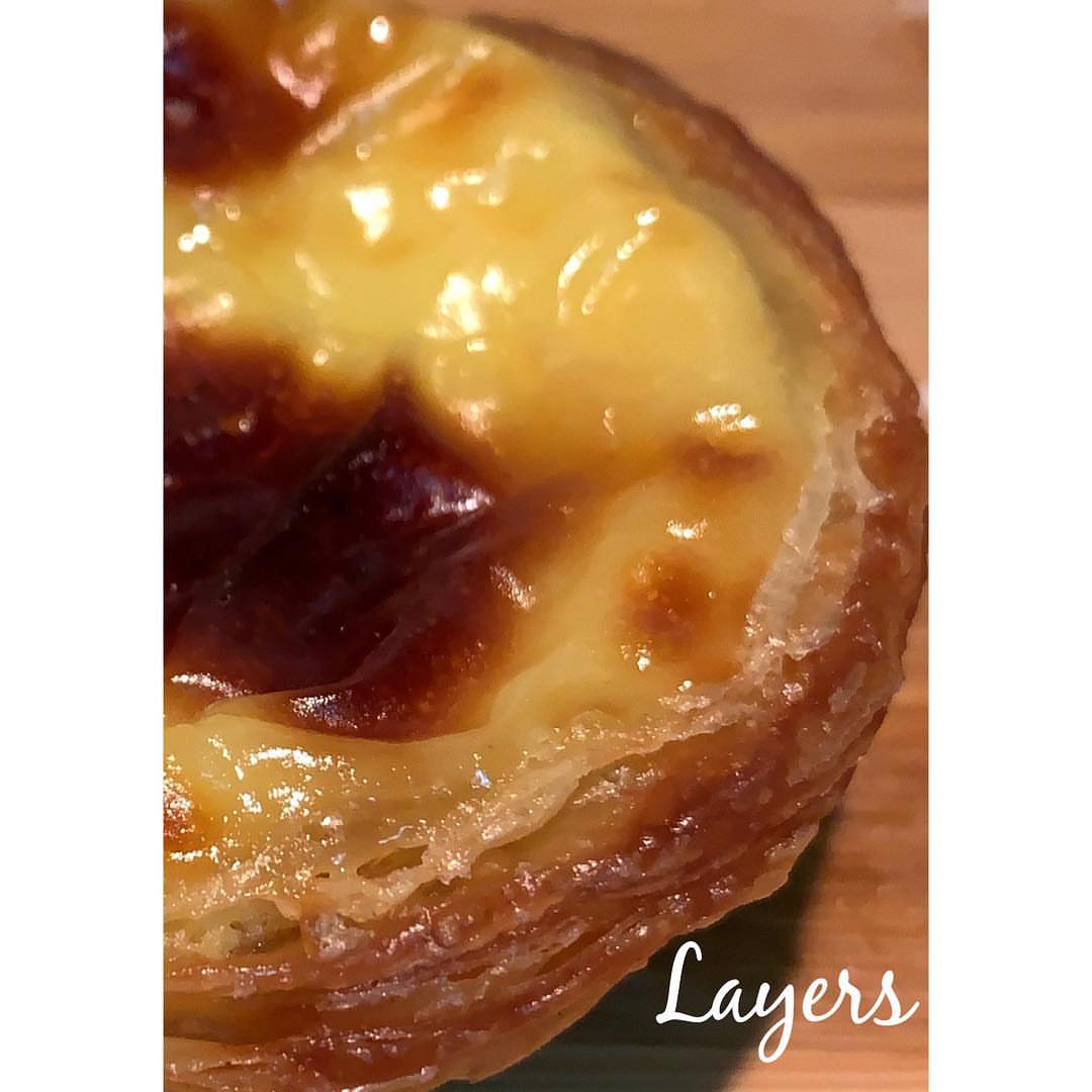 جمال طبقات عجينة الناتا المقرمشة! The beautiful layers of nata crust! . . . #pasteldenataj