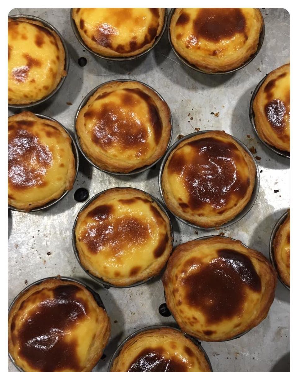 حلوى الناتا (تارت الكريمة) اللذيذة طازجة من الفرن ! Our delicious Pastel de nata (cream ta