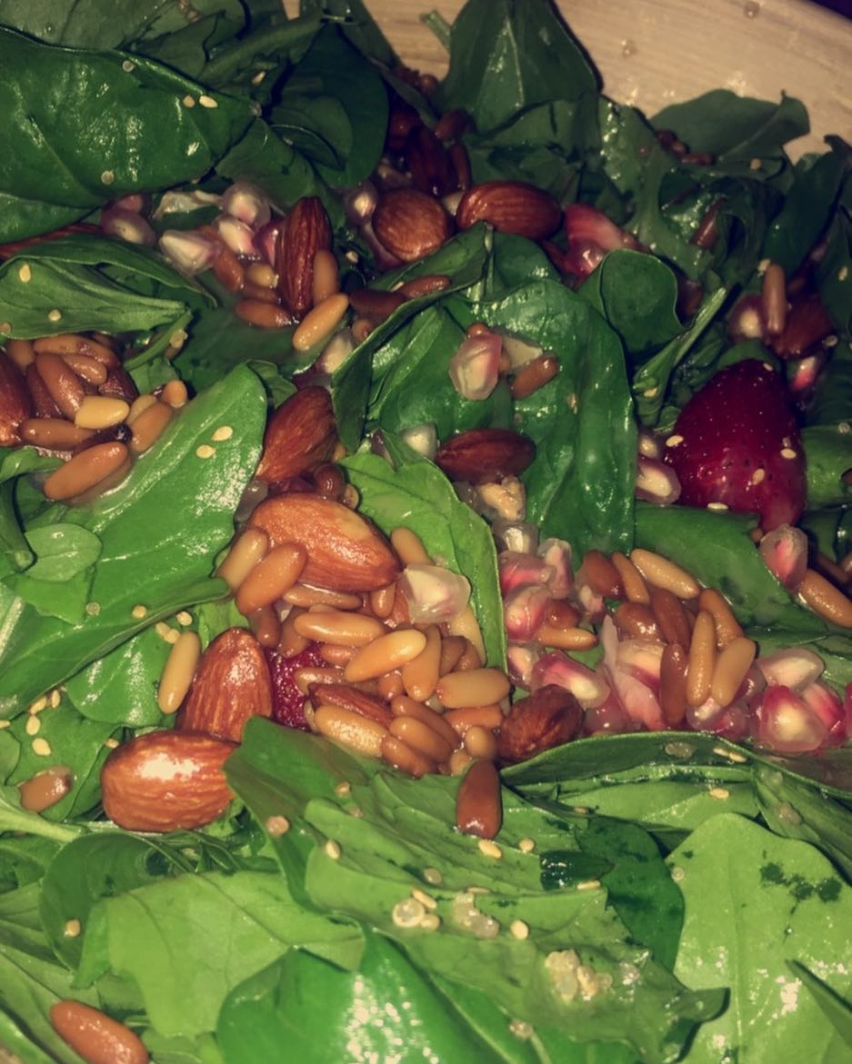 سلطة الجرجير بالكينوا والمكسرات
