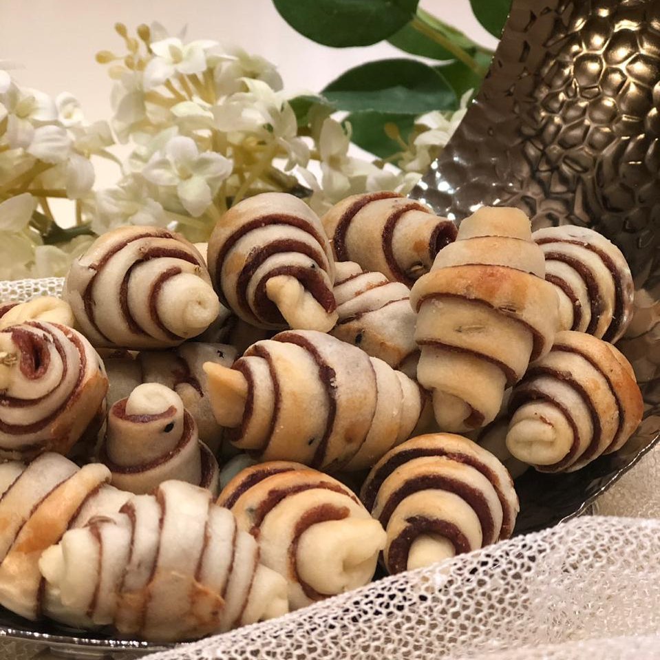 معمول حلزوني بشكل مميز لأول مره في المدينة،هش وطري ولذيذ.. 100 حبة ب70 ريال أسعارنا في متن