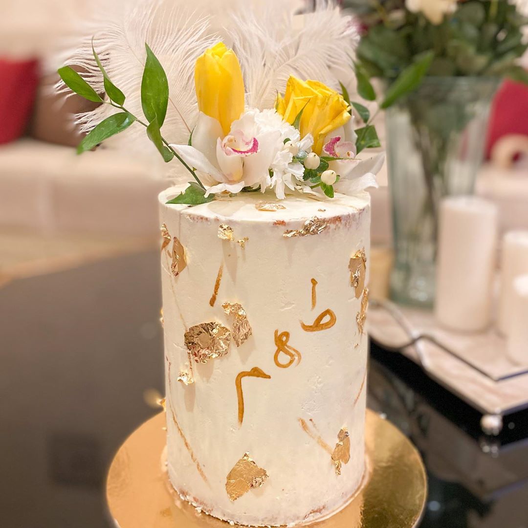 . . اضافة الريش محليّه الكيكه ✨ #HeavenCake , #Hail