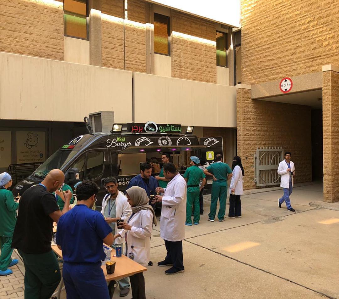 تواجدنا اليوم في جامعه الملك سعود ‍ . . . #فود_ترك #بستاشيو #برجر