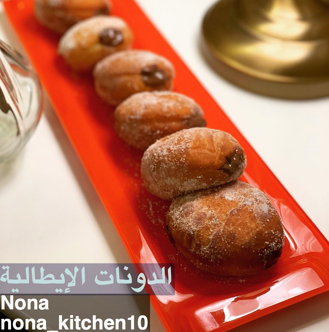 الدونات الإيطالية المكونات .. ٢ بيض ١ كوب حليب ٢ ملعقة خميرة فورية ٦٠ جرام زبدة بحرارة الغ