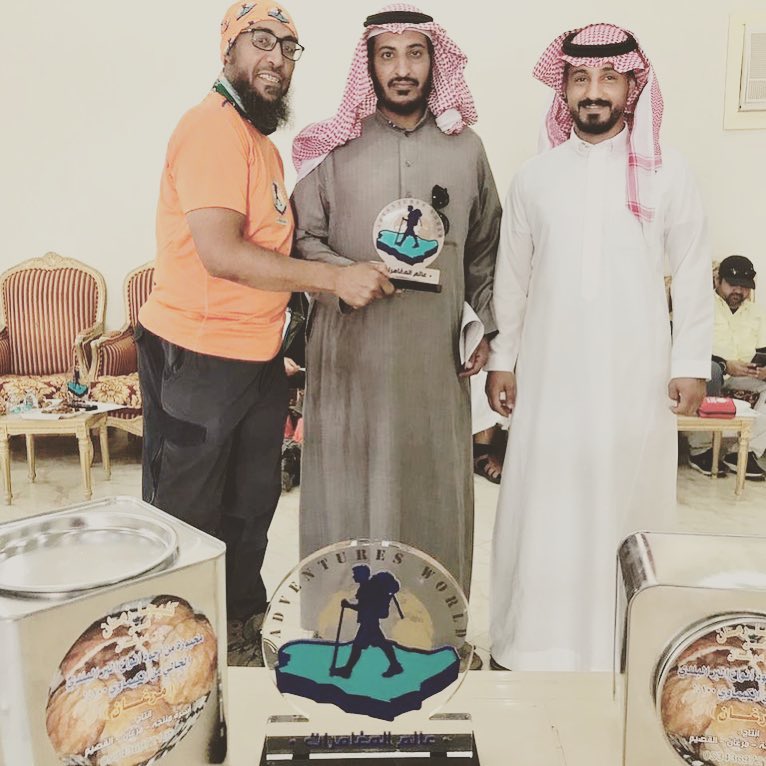 تكريم رئيس فريق عالم المغامرات الاستاذ عبدالرحمن الجريسي لمالك كليجا زمان الاستاذ ناصر الن