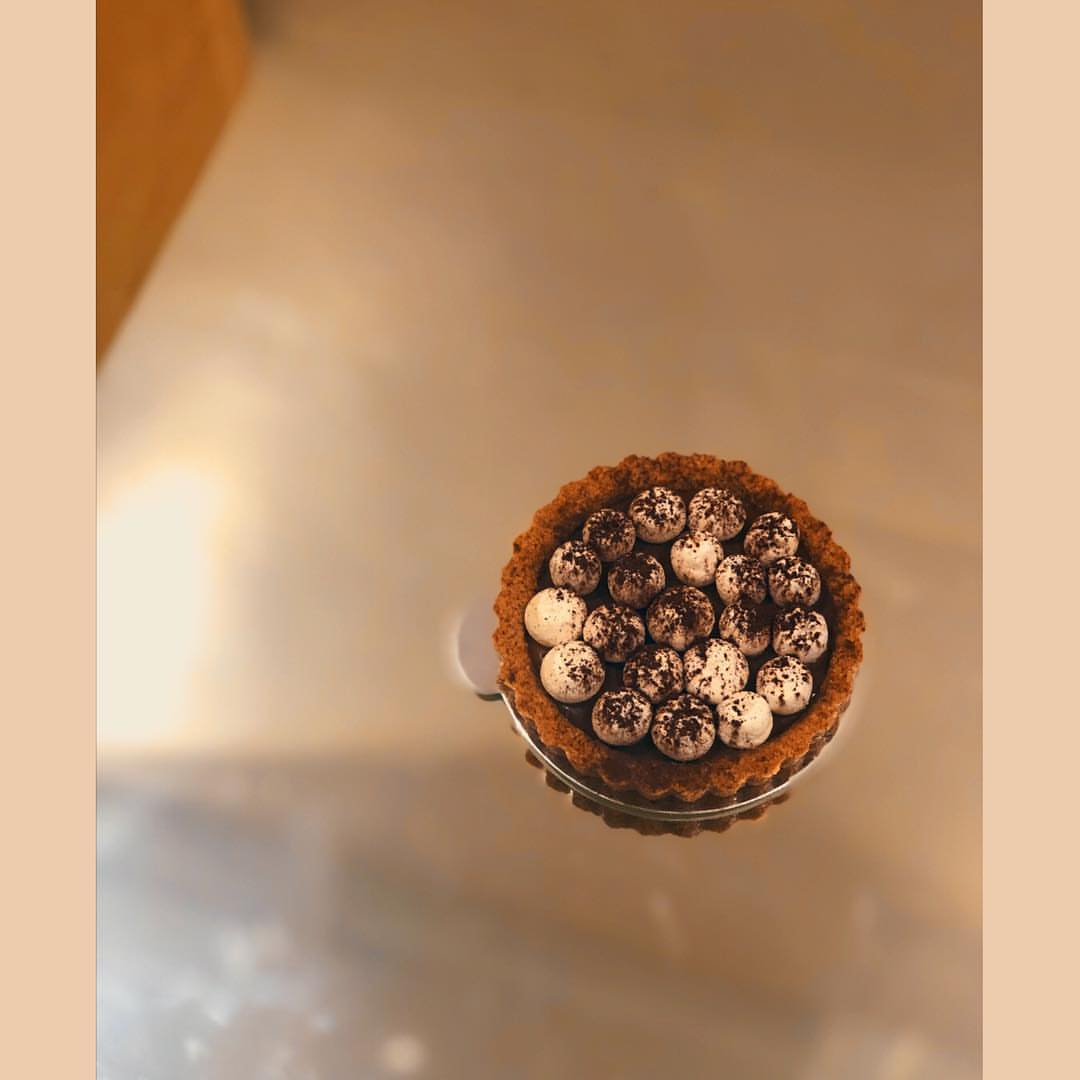 جربوها في متوفرة يوميًا من الساعة ٧ صباحًا . . . #تارت #كاسترد #حروف #حلويات_جدة #جدة #جدة