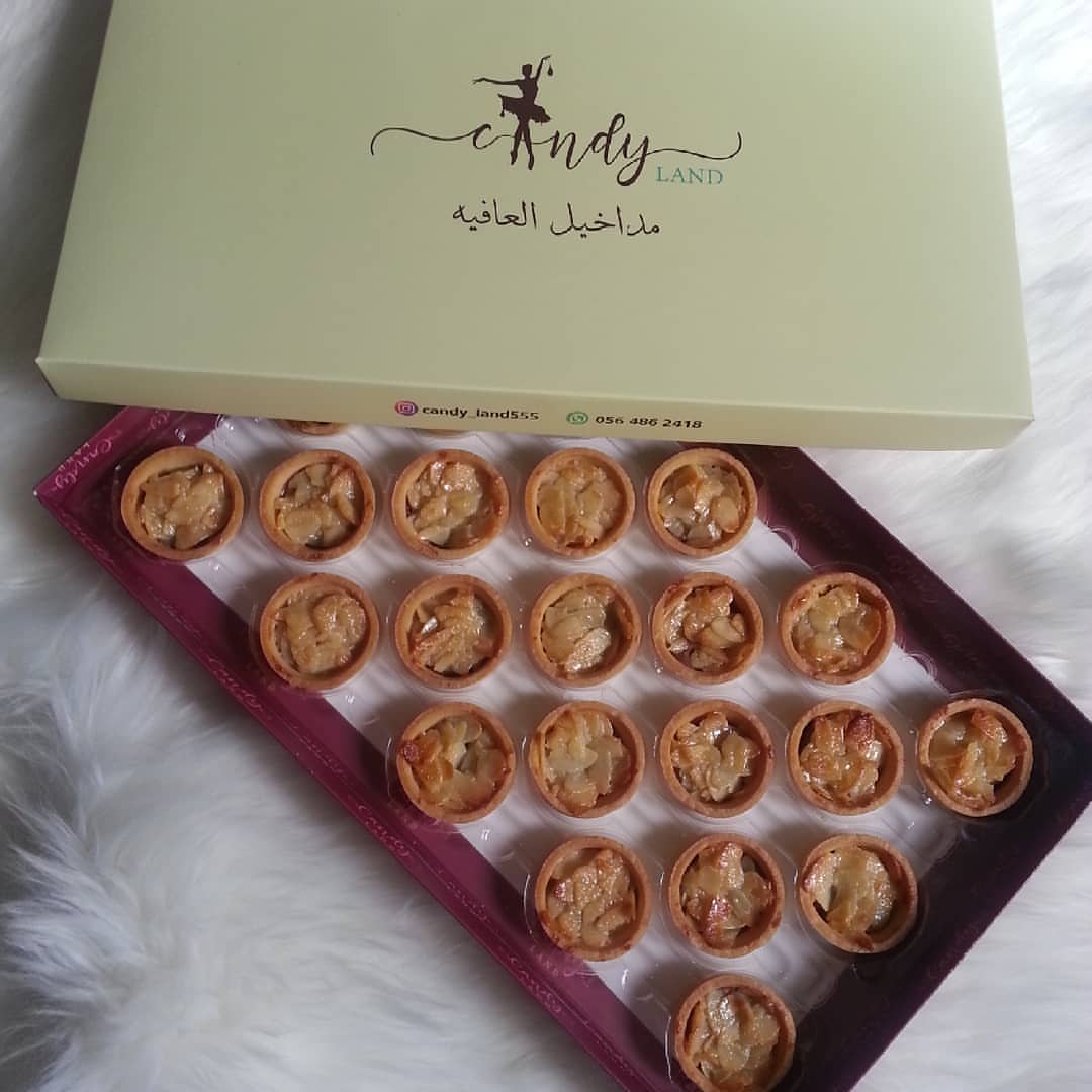 وبعضهم ياسيدي عشرتهم سند يصيرون لك فوق عزوتك عزوه و آهل،،، فمازال طعم القهوه في فمي ،، صدي
