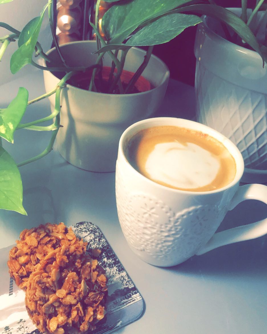 A delicious snack on a busy day at work وجبة خفيفه لذيذه وسناك صحي #Granola #snack#work#su