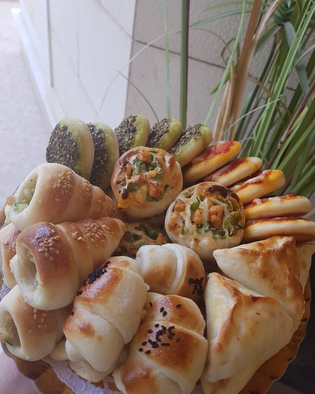 فطائر مشكله لذيذه و هشه __________________ #فطاير_مشكله #ورق_عنب #ميني_برجر #مفرزنات #مسخن