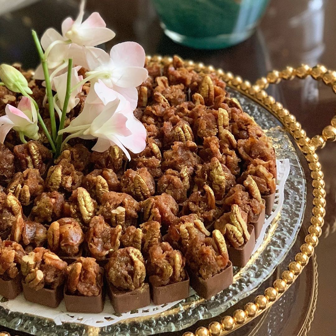 جديدنا حلى الشتوية شوكولاتة القشد المزينة بجوز البيكان الذهبي✨ #حلويات_ودان #حلويات #حلى_