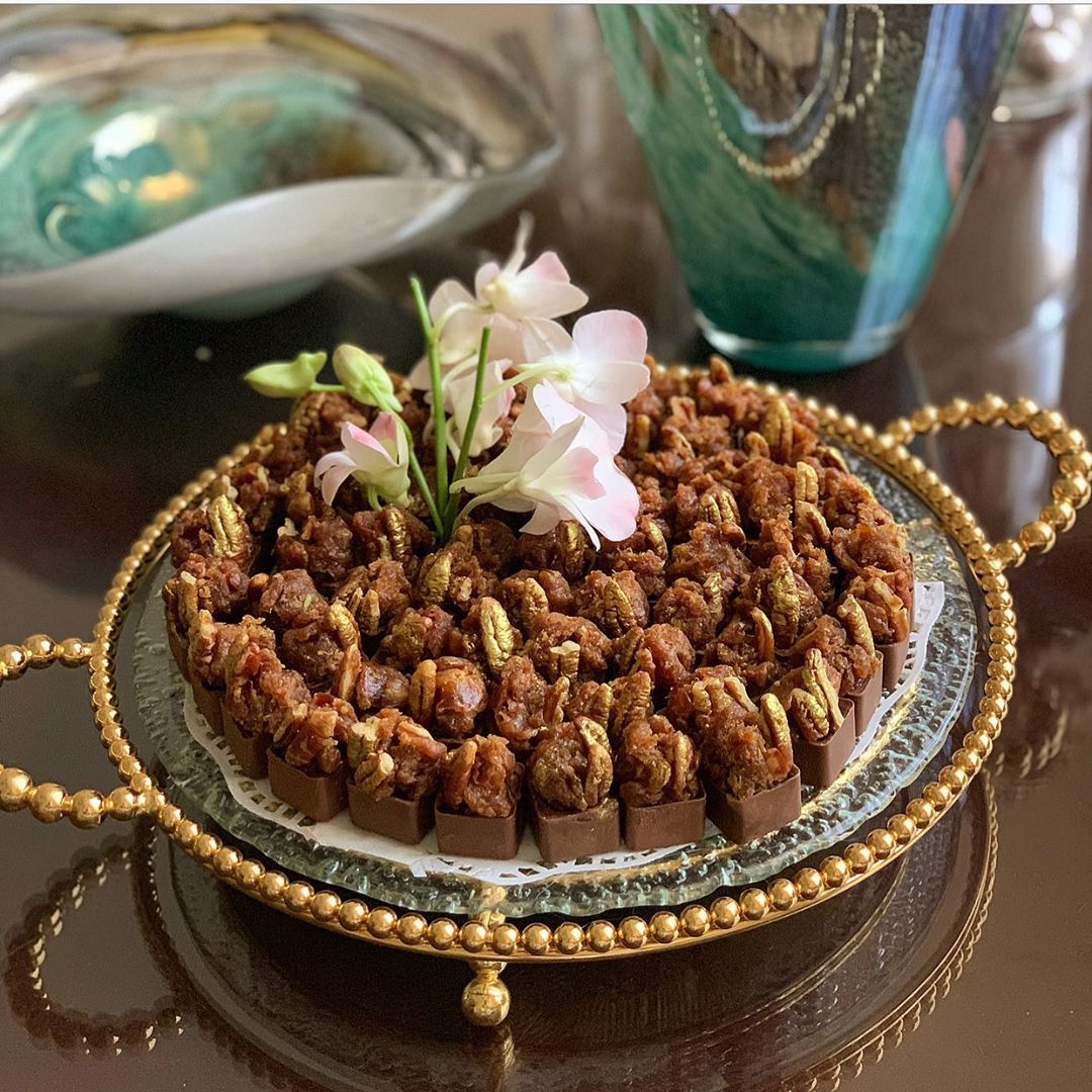 جديدنا حلى الشتوية شوكولاتة القشد المزينة بجوز البيكان الذهبي✨ #حلويات_ودان #حلويات_الريا