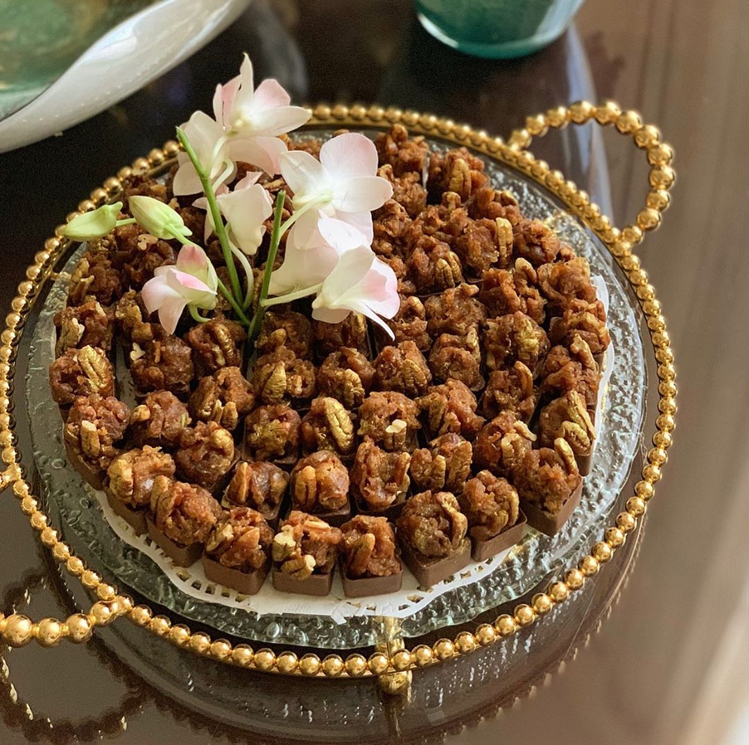 جديدنا حلى الشتوية شوكولاتة القشد المزينة بجوز البيكان الذهبي✨ #حلويات_ودان #حلويات #حلى_