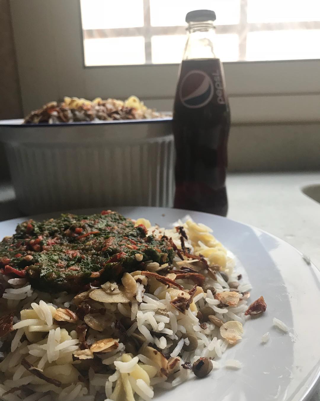 طريقة الكشري رز عدس مكرونه الطريقه :- نسلق الرز و المكرونه و العدس بعد مايخلصون سلق نحط طب