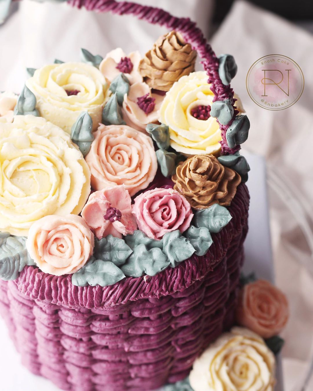 . . كيكة سلة الورد حجم 6 إنش 15 سم يكفي 6 الى 8 اشخاص ♥️ ،، السعر : 220 . #كيك_ينبع #كيكات