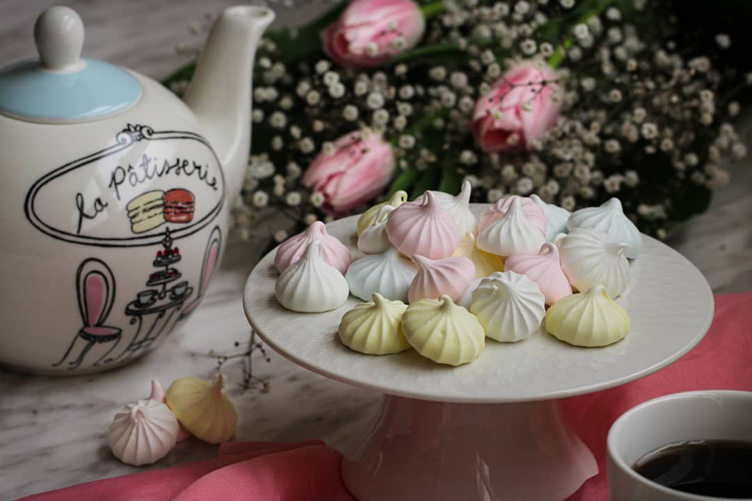 كوكيز المارينج بالفانيلا هي نكهة آخرى تجدونها بصندوق الكوكيز الخاص بنا . Vanilla meringue